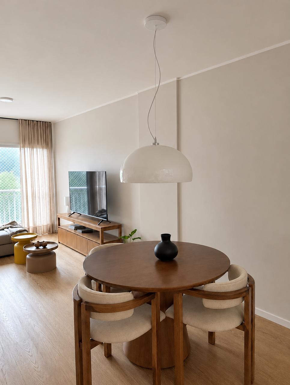 Living comedor con mesa redonda y TV