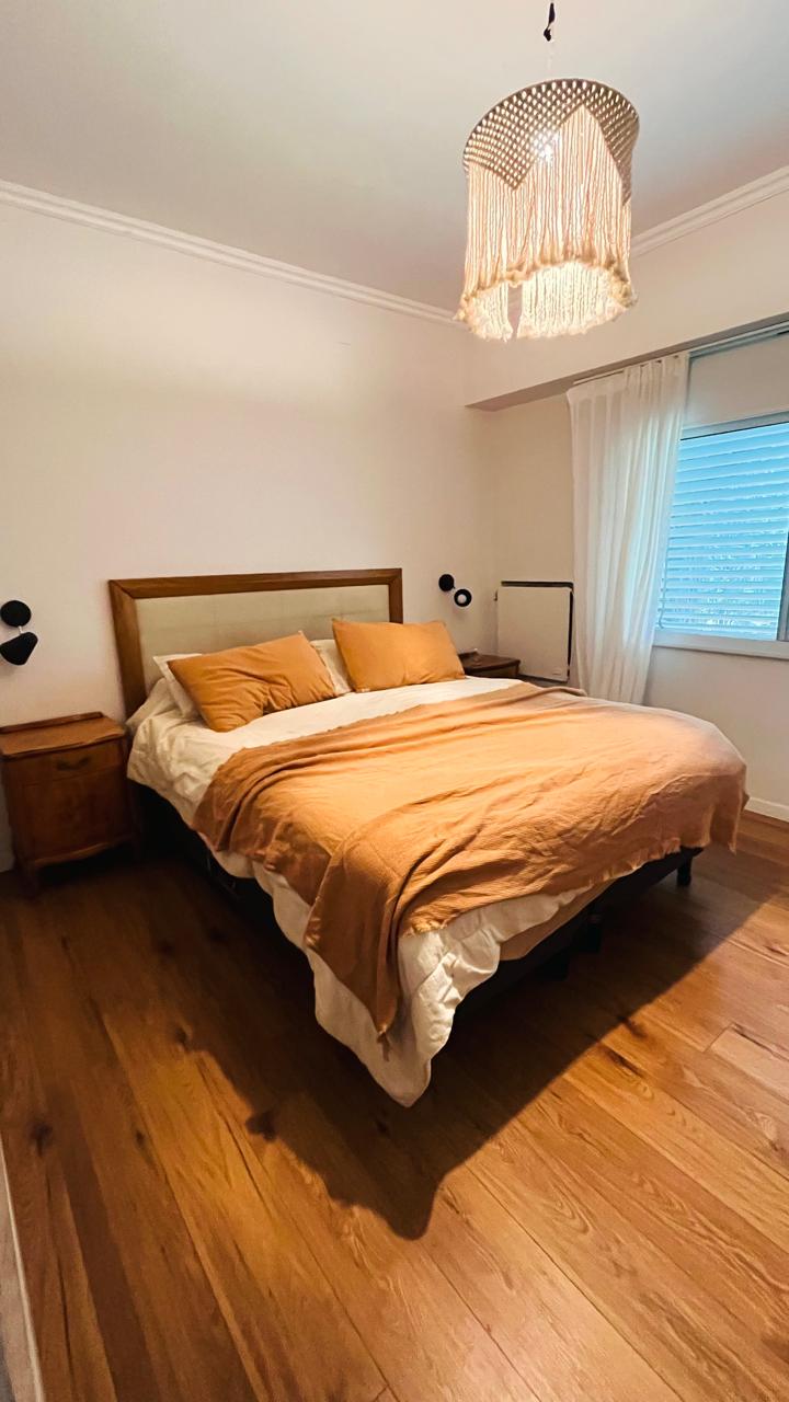 Dormitorio principal con cama matrimonial